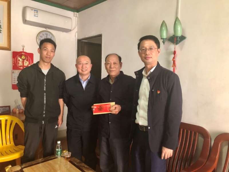 珠海免稅集團(tuán)黨委慰問困難黨員